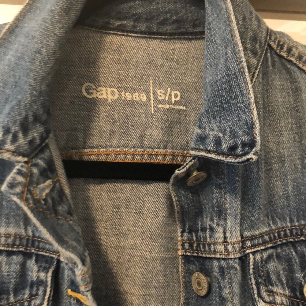 Size Small Gap Denim Jacket - image 3